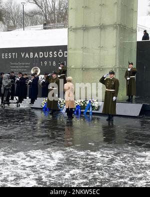 Tallinn, Estland. 24. Februar 2023. Ursula von der Leyen (M), Präsidentin der Europäischen Kommission, nimmt im Rahmen der Feierlichkeiten anlässlich des 105. Jahrestags der Republik Estland am Unabhängigkeitskriegsdenkmal auf dem Platz der Freiheit an einer Kranzlegen-Zeremonie Teil. Kredit: Alexander Welscher/dpa/Alamy Live News Stockfoto