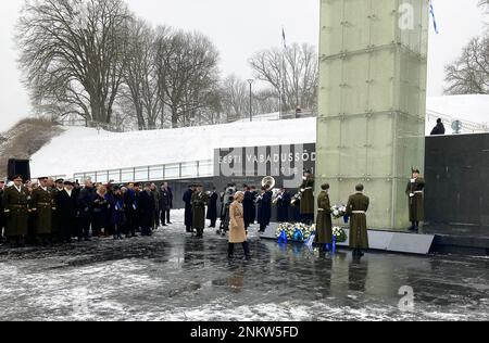 Tallinn, Estland. 24. Februar 2023. Ursula von der Leyen (M), Präsidentin der Europäischen Kommission, nimmt im Rahmen der Feierlichkeiten anlässlich des 105. Jahrestags der Republik Estland am Unabhängigkeitskriegsdenkmal auf dem Platz der Freiheit an einer Kranzlegen-Zeremonie Teil. Kredit: Alexander Welscher/dpa/Alamy Live News Stockfoto