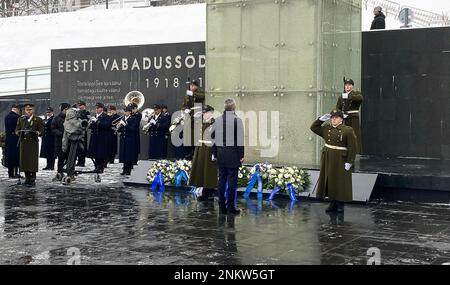 Tallinn, Estland. 24. Februar 2023. Jens Stoltenberg (Zentrum r), NATO-Generalsekretär, nimmt im Rahmen der Feierlichkeiten anlässlich des 105. Jahrestags der Republik Estland an einer Kranzlegen-Zeremonie am Unabhängigkeitskriegsdenkmal auf dem Platz der Freiheit Teil. Kredit: Alexander Welscher/dpa/Alamy Live News Stockfoto