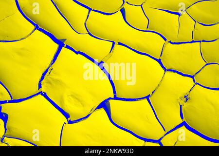 Abstrakte Farbmuster von getrocknetem Schlamm. Gelb und blau. Trockenes Flussbett. Swakop River, Namibia, Afrika Stockfoto