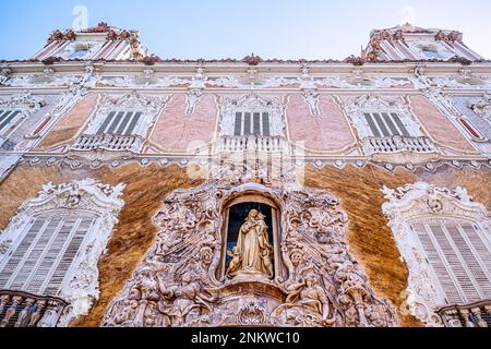 Palast des Marqués de Dos Aguas. Weitwinkel der gesamten Fassade. Außenarchitektur im berühmten Gebäude. Stockfoto