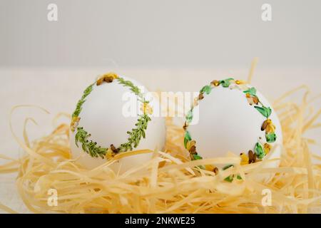 Bändchen Stickerei auf Eierschalen Bändchen Stickerei Technik auf leerem Ei nicht Hühnereier truthahn oder Gänseeier Technik selbst Stickerei auf Eierschalen Osterfeiertag stammt aus Deutschland zwei Eier Stockfoto