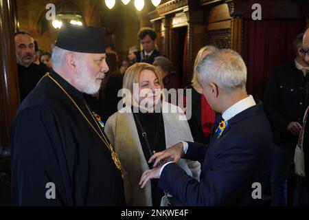 Bürgermeister von London Sadiq Khan (rechts) trifft die ehemalige First Lady der Ukraine Kateryna Juschtschenko und Bischof Kenneth Nowakowski nach einem ökumenischen Gebet in der katholischen Kathedrale der Ukraine in London, um den einjährigen Jahrestag der russischen Invasion der Ukraine zu feiern. Foto: Freitag, 24. Februar 2023. Stockfoto