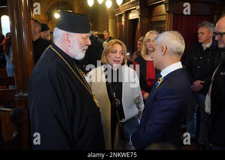 Bürgermeister von London Sadiq Khan (rechts) trifft die ehemalige First Lady der Ukraine Kateryna Juschtschenko und Bischof Kenneth Nowakowski nach einem ökumenischen Gebet in der katholischen Kathedrale der Ukraine in London, um den einjährigen Jahrestag der russischen Invasion der Ukraine zu feiern. Foto: Freitag, 24. Februar 2023. Stockfoto