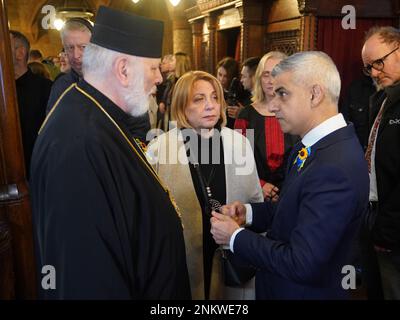 Bürgermeister von London Sadiq Khan (rechts) trifft die ehemalige First Lady der Ukraine Kateryna Juschtschenko und Bischof Kenneth Nowakowski nach einem ökumenischen Gebet in der katholischen Kathedrale der Ukraine in London, um den einjährigen Jahrestag der russischen Invasion der Ukraine zu feiern. Foto: Freitag, 24. Februar 2023. Stockfoto