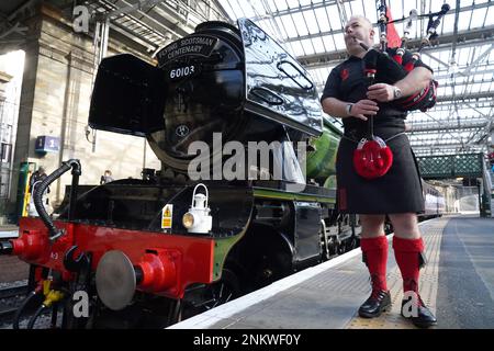 Piper Kevin MacDonald von den Red Hot Chilli Pipers, anlässlich einer Veranstaltung am Bahnhof Edinburgh Waverley anlässlich des Tages, als die weltberühmte Lokomotive Flying Scotsman am 24 1923. Februar in Betrieb ging. Foto: Freitag, 24. Februar 2023. Stockfoto