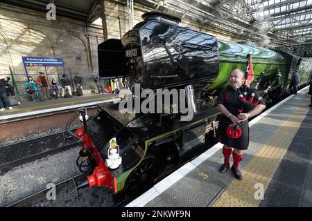 Piper Kevin MacDonald von den Red Hot Chilli Pipers, anlässlich einer Veranstaltung am Bahnhof Edinburgh Waverley anlässlich des Tages, als die weltberühmte Lokomotive Flying Scotsman am 24 1923. Februar in Betrieb ging. Foto: Freitag, 24. Februar 2023. Stockfoto