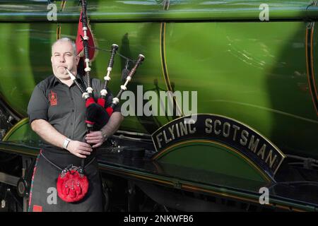 Piper Kevin MacDonald von den Red Hot Chilli Pipers, anlässlich einer Veranstaltung am Bahnhof Edinburgh Waverley anlässlich des Tages, als die weltberühmte Lokomotive Flying Scotsman am 24 1923. Februar in Betrieb ging. Foto: Freitag, 24. Februar 2023. Stockfoto