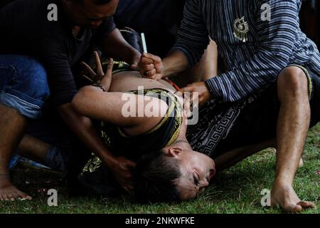 Sleman, Indonesien, 23./02./2023. Tänzer treten während des Kuda-Lumping auf oder werden lokal als „Jathilan“-Kunstvorstellung in Sleman, Special Region von Yogyakarta bezeichnet. Jathilan ist eine Kunst, die Elemente von Tanzbewegungen mit Ritualen kombiniert, als Mittel der öffentlichen Unterhaltung. Abgesehen davon dient Jathilan als Medium, um das Volk gegen die Unterdrückung zu vereinen. Daher sind die Figuren in dieser Kunst Krieger, die Kriegern in alten königlichen Zeiten ähnlich sind. Tänzer folgen nicht nur der Gamelan-Musik, sondern sind auch von Geistern besessen, so dass sie fast bewusstlos sind Stockfoto