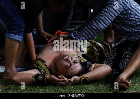 Sleman, Indonesien, 23./02./2023. Tänzer treten während des Kuda-Lumping auf oder werden lokal als „Jathilan“-Kunstvorstellung in Sleman, Special Region von Yogyakarta bezeichnet. Jathilan ist eine Kunst, die Elemente von Tanzbewegungen mit Ritualen kombiniert, als Mittel der öffentlichen Unterhaltung. Abgesehen davon dient Jathilan als Medium, um das Volk gegen die Unterdrückung zu vereinen. Daher sind die Figuren in dieser Kunst Krieger, die Kriegern in alten königlichen Zeiten ähnlich sind. Tänzer folgen nicht nur der Gamelan-Musik, sondern sind auch von Geistern besessen, so dass sie fast bewusstlos sind Stockfoto