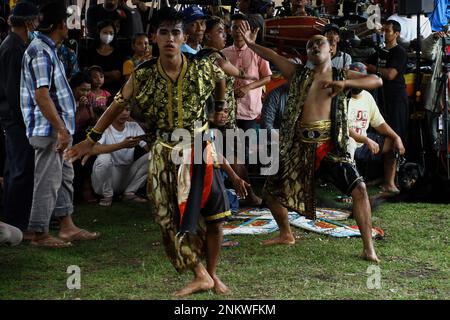 Sleman, Indonesien, 23./02./2023. Tänzer treten während des Kuda-Lumping auf oder werden lokal als „Jathilan“-Kunstvorstellung in Sleman, Special Region von Yogyakarta bezeichnet. Jathilan ist eine Kunst, die Elemente von Tanzbewegungen mit Ritualen kombiniert, als Mittel der öffentlichen Unterhaltung. Abgesehen davon dient Jathilan als Medium, um das Volk gegen die Unterdrückung zu vereinen. Daher sind die Figuren in dieser Kunst Krieger, die Kriegern in alten königlichen Zeiten ähnlich sind. Tänzer folgen nicht nur der Gamelan-Musik, sondern sind auch von Geistern besessen, so dass sie fast bewusstlos sind Stockfoto