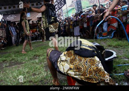 Sleman, Indonesien, 23./02./2023. Tänzer treten während des Kuda-Lumping auf oder werden lokal als „Jathilan“-Kunstvorstellung in Sleman, Special Region von Yogyakarta bezeichnet. Jathilan ist eine Kunst, die Elemente von Tanzbewegungen mit Ritualen kombiniert, als Mittel der öffentlichen Unterhaltung. Abgesehen davon dient Jathilan als Medium, um das Volk gegen die Unterdrückung zu vereinen. Daher sind die Figuren in dieser Kunst Krieger, die Kriegern in alten königlichen Zeiten ähnlich sind. Tänzer folgen nicht nur der Gamelan-Musik, sondern sind auch von Geistern besessen, so dass sie fast bewusstlos sind Stockfoto