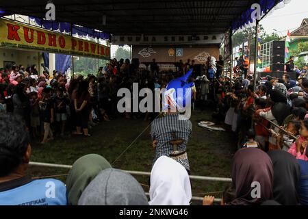 Sleman, Indonesien, 23./02./2023. Tänzer treten während des Kuda-Lumping auf oder werden lokal als „Jathilan“-Kunstvorstellung in Sleman, Special Region von Yogyakarta bezeichnet. Jathilan ist eine Kunst, die Elemente von Tanzbewegungen mit Ritualen kombiniert, als Mittel der öffentlichen Unterhaltung. Abgesehen davon dient Jathilan als Medium, um das Volk gegen die Unterdrückung zu vereinen. Daher sind die Figuren in dieser Kunst Krieger, die Kriegern in alten königlichen Zeiten ähnlich sind. Tänzer folgen nicht nur der Gamelan-Musik, sondern sind auch von Geistern besessen, so dass sie fast bewusstlos sind Stockfoto