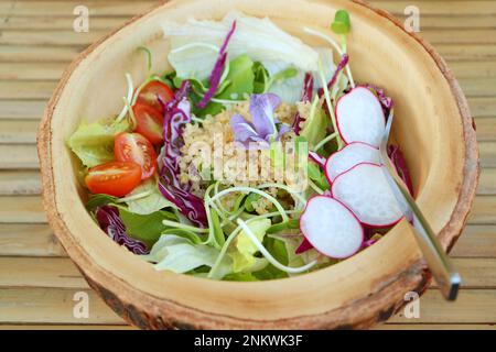 Quinoa und farbenfroher Gemüsesalat in einer Holzschüssel Stockfoto