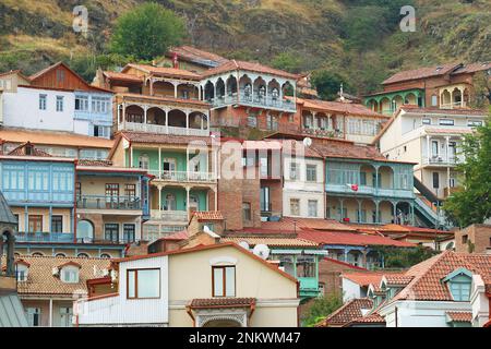 Eine Gruppe traditioneller georgianischer Gebäude am Hang des Narikala Hill in der Altstadt von Tiflis, Georgia Stockfoto