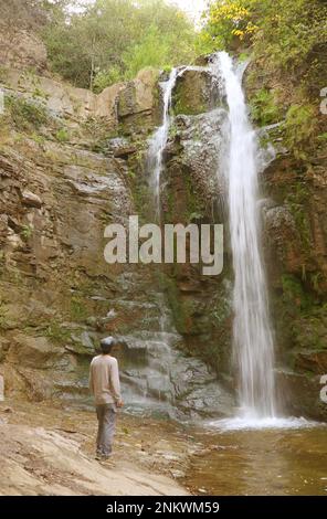 Reisende sind beeindruckt vom Leghvtakhevi-Wasserfall, einer der beliebtesten Attraktionen in der Altstadt von Tiflis in Georgia Stockfoto