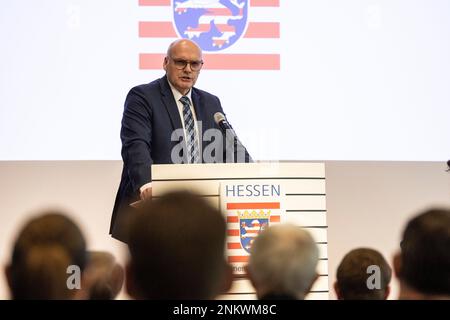 Wiesbaden, Deutschland. 24. Februar 2023. Bernd Neumann, neuer Präsident des Staatsbüros zum Schutz der Verfassung in Hessen, hält bei seiner Amtseinführung eine Rede. Kredit: Hannes P. Albert/dpa/Alamy Live News Stockfoto