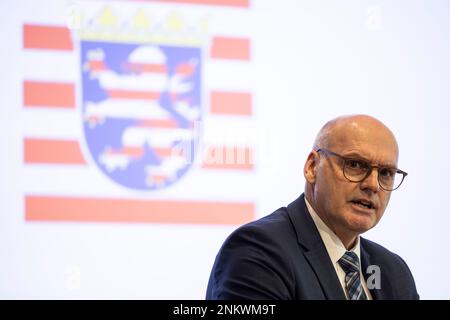 Wiesbaden, Deutschland. 24. Februar 2023. Bernd Neumann, neuer Präsident des Staatsbüros zum Schutz der Verfassung in Hessen, hält bei seiner Amtseinführung eine Rede. Kredit: Hannes P. Albert/dpa/Alamy Live News Stockfoto