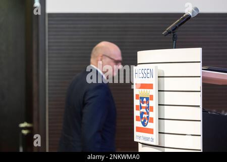 Wiesbaden, Deutschland. 24. Februar 2023. Bernd Neumann, der neue Präsident des Staatsbüros zum Schutz der Verfassung in Hessen, betritt die Bühne hinter dem Rednerpult, um bei seiner Amtseinführung eine Rede zu halten. Kredit: Hannes P. Albert/dpa/Alamy Live News Stockfoto