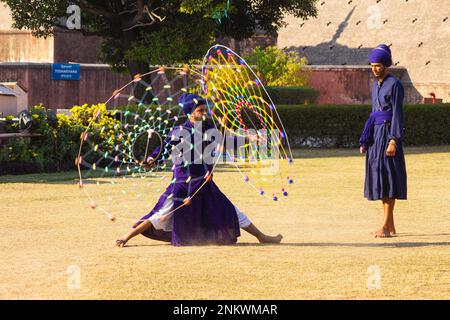 INDIEN, PUNJAB, AMRITSAR, 2022. Dezember, Tänzer, die Gatka-Kampfsport tanzen im Guru Gobind Singh Fort Stockfoto