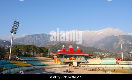 INDIEN, HIMACHAL PRADESH, DHARAMSHALA, Dezember 2022, Menschen im Dharamshala Cricket Stadium Stockfoto