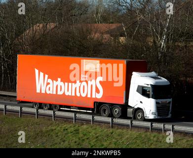 Warburtons LKW, der an der Anschlussstelle 15, Warwick, Warwickshire, Großbritannien, auf die Autobahn M40 fährt Stockfoto