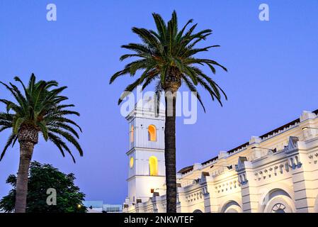 Blick auf den Sonnenuntergang über die Kirche Santa Catalina in Conil de la Frontera, Cadiz, Spanien Stockfoto