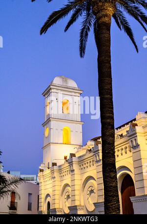 Blick auf den Sonnenuntergang über die Kirche Santa Catalina in Conil de la Frontera, Cadiz, Spanien Stockfoto