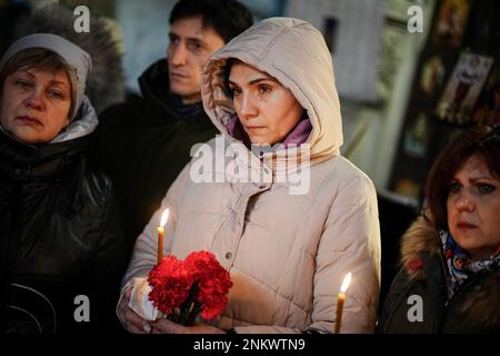 Kiew, Ukraine. 24. Februar 2023. Die Trauernden sagen Auf Wiedersehen zum gefallenen Soldaten Juri Strojew in der Wladimir-Kathedrale. Der 51-jährige Vater von zwei Kindern wurde am 17. Februar 2023 in der Ostukraine getötet. Die russische Armee war am 24. Februar 2022 in die Ukraine eingedrungen. Kredit: Kay Nietfeld/dpa/Alamy Live News Stockfoto