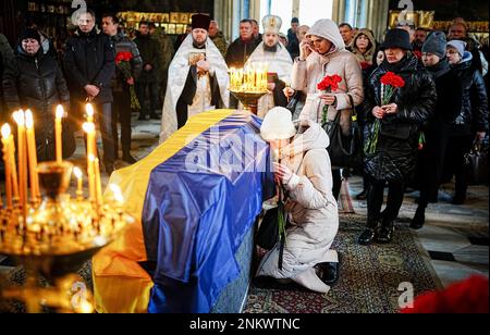 Kiew, Ukraine. 24. Februar 2023. Die Trauernden sagen Auf Wiedersehen zum gefallenen Soldaten Juri Strojew in der Wladimir-Kathedrale. Der 51-jährige Vater von zwei Kindern wurde am 17. Februar 2023 in der Ostukraine getötet. Die russische Armee war am 24. Februar 2022 in die Ukraine eingedrungen. Kredit: Kay Nietfeld/dpa/Alamy Live News Stockfoto