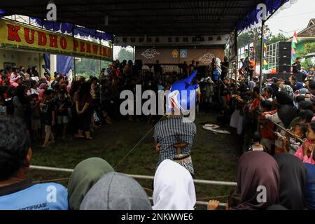 Tänzer treten während des Kuda-Lumping auf oder sind lokal als „Jathilan“-Kunstvorstellung in Sleman, Special Region von Yogyakarta bekannt. Jathilan ist eine Kunst, die Elemente von Tanzbewegungen mit Ritualen kombiniert, als Mittel der öffentlichen Unterhaltung. Abgesehen davon dient Jathilan als Medium, um das Volk gegen die Unterdrückung zu vereinen. Daher sind die Figuren in dieser Kunst Krieger, die Kriegern in alten königlichen Zeiten ähnlich sind. Tänzer folgen nicht nur der Gamelan-Musik, sondern sind auch von Geistern besessen, so dass sie sich fast nicht bewusst sind, was sie tun. (Pho Stockfoto