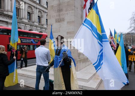 Cenotaph, Whitehall, London, Großbritannien. 24. Februar 2023 Das ukrainische Volk hält am 1. Jahrestag der Invasion Russlands im Cenotaph eine Schweigeminute ein. Kredit: Matthew Chattle/Alamy Live News Stockfoto