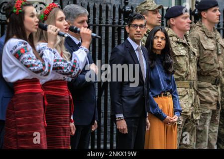 London, Großbritannien. 24. Februar 2023. Rishi Sunak, Premierminister des Vereinigten Königreichs, hält mit seiner Frau Akshata Murthy eine Schweigeminute anlässlich des einjährigen Jahrestags der russischen Invasion in der Ukraine. Der Premierminister wird außerhalb der Downing Street 10 von dem ukrainischen Botschafter im Vereinigten Königreich, Vadym Prystaiko, mit seiner Frau Inna, Mitgliedern der ukrainischen Streitkräfte und Vertretern jeder Interflex-Nation sowie ukrainischen Sängern besucht. Kredit: Imageplotter/Alamy Live News Stockfoto