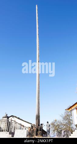 INDIEN, HIMACHAL PRADESH, KULLU, Dezember 2022, Tourist at Lightning Pole, Bijli Mahadev Tempel Stockfoto