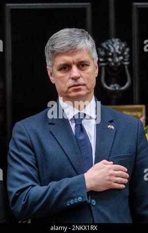 Downing Street, London, Großbritannien. 24. Februar 2023 Der britische Premierminister Rishi Sunak und seine Frau begrüßen den ukrainischen Botschafter im Vereinigten Königreich, Vadym Prystaiko, seine Frau und seinen Sohn, Mitglieder der ukrainischen Streitkräfte und Vertreter jeder Interflex-Nation in der Downing Street. Eine Schweigeminute anlässlich des einjährigen Jahrestages der massiven russischen Invasion der Ukraine einzulegen. Foto: Amanda Rose/Alamy Live News Stockfoto