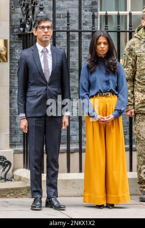 Downing Street, London, Großbritannien. 24. Februar 2023 Der britische Premierminister Rishi Sunak und seine Frau begrüßen den ukrainischen Botschafter im Vereinigten Königreich, Vadym Prystaiko, seine Frau und seinen Sohn, Mitglieder der ukrainischen Streitkräfte und Vertreter jeder Interflex-Nation in der Downing Street. Eine Schweigeminute anlässlich des einjährigen Jahrestages der massiven russischen Invasion der Ukraine einzulegen. Foto: Amanda Rose/Alamy Live News Stockfoto