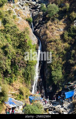 INDIEN, HIMACHAL PRADESH, DHARAMSHALA, Dezember 2022, Tourist am Bhagsu NAAG Wasserfall Stockfoto