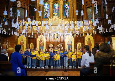 Kinder aus dem Chor der St. Mary's Ukrainian School singen das Lied Imagine von John Lennon in der katholischen Kathedrale der Ukraine in London, um den einjährigen Jahrestag der russischen Invasion in der Ukraine zu feiern. Foto: Freitag, 24. Februar 2023. Stockfoto