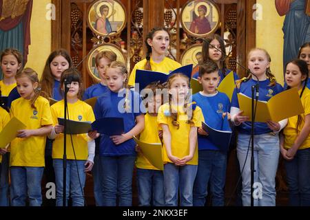 Kinder aus dem Chor der St. Mary's Ukrainian School singen das Lied Imagine von John Lennon in der katholischen Kathedrale der Ukraine in London, um den einjährigen Jahrestag der russischen Invasion in der Ukraine zu feiern. Foto: Freitag, 24. Februar 2023. Stockfoto