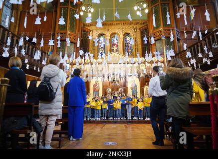 Kinder aus dem Chor der St. Mary's Ukrainian School singen das Lied Imagine von John Lennon in der katholischen Kathedrale der Ukraine in London, um den einjährigen Jahrestag der russischen Invasion in der Ukraine zu feiern. Foto: Freitag, 24. Februar 2023. Stockfoto