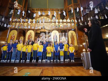 Kinder aus dem Chor der St. Mary's Ukrainian School treten in der ukrainischen katholischen Kathedrale in London auf, um den einjährigen Jahrestag der russischen Invasion der Ukraine zu feiern. Foto: Freitag, 24. Februar 2023. Stockfoto