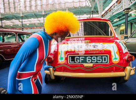 London UK 24. Februar 2023 George Harrison Mini Austin Mini Cooper S Radford Mini De Ville GT Es wird perfekt mit George Harrisons 80. Geburtstag sowie dem 60. Jahrestag des Debütalbums der Beatles, Please Me, und dem ersten Hit der Band, from me to you, zusammenfallen. Die im März 1963 aufgenommen wurde und nur wenige Monate später die Spitze der britischen Charts erreichte. Classic Car Show 24-26. Februar 2023 Paul Quezada-Neiman/Alamy Live News Stockfoto