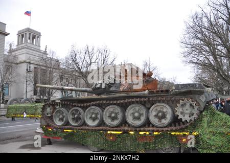 Berlin, Deutschland. 24. Februar 2023. Ein russischer T-72-Panzer, der während der Invasion von der ukrainischen Armee zerstört wurde, wird am 24. Februar 2023 vor der russischen Botschaft in Berlin ausgestellt, um den ersten Jahrestag des Krieges in der Ukraine zu feiern. Kredit: Ales Zapotocky/CTK Photo/Alamy Live News Stockfoto