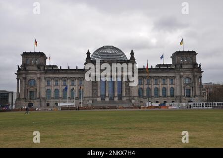 Berlin, Deutschland. 24. Februar 2023. Der Bundestag in Berlin mit ukrainischen Flaggen anlässlich des ersten Jahrestags des Krieges in der Ukraine, 24. Februar 2023. Kredit: Ales Zapotocky/CTK Photo/Alamy Live News Stockfoto