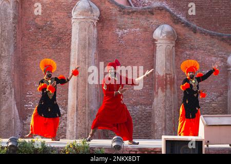 INDIEN, PUNJAB, AMRITSAR, Dezember 2022, Tänzer, die Bhangra-Tänze im Guru Gobind Singh Fort tanzen Stockfoto