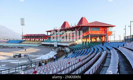 INDIEN, HIMACHAL PRADESH, DHARAMSHALA, Dezember 2022, Menschen im Dharamshala Cricket Stadium Stockfoto