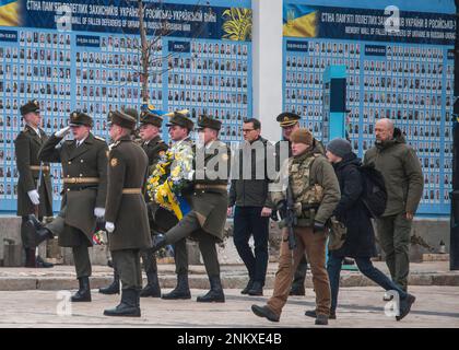 Kiew, Ukraine. 24. Februar 2023. Der polnische Ministerpräsident Mateusz Morawieck ehrt in Begleitung des ukrainischen Ministerpräsidenten Denys Shmygal das Andenken an Kriegsopfer. Am ersten Jahrestag der Invasion besucht der polnische Premierminister Mateusz Morawiecki Kiew erneut. Kredit: SOPA Images Limited/Alamy Live News Stockfoto