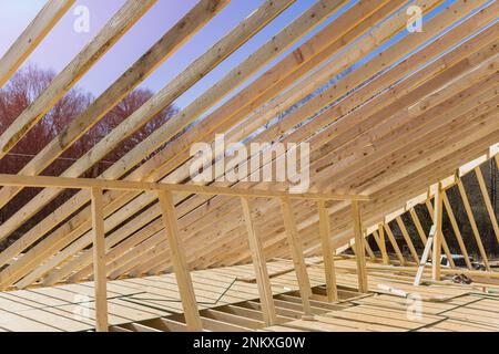 Beim Bau des Gebäudes wurde ein Holzbalken aus dem Holzgerüst der Stäbe nach Hause gebaut Stockfoto