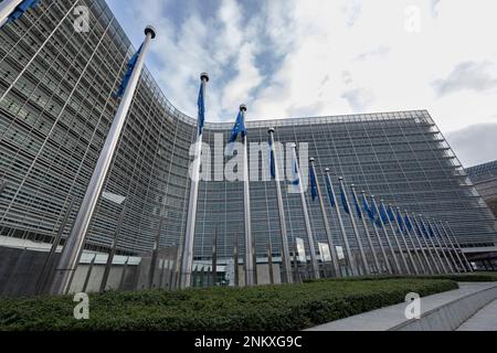 BRÜSSEL, Belgien - 23. Februar 2023: Berlaymont-Gebäude, Sitz der Europäischen Kommission, mit Windfahnen vor dem Gebäude Stockfoto