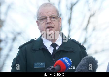 Polizeichef des nordirischen Polizeidienstes (PSNI) Simon Byrne spricht vor den Medien außerhalb des Hauptsitzes der PSNI in Belfast, wo sich die Führer von Stormont nach der Erschießung von Detective Chief Inspector John Caldwell von PSNI am Mittwoch treffen. Foto: Freitag, 24. Februar 2023. Stockfoto